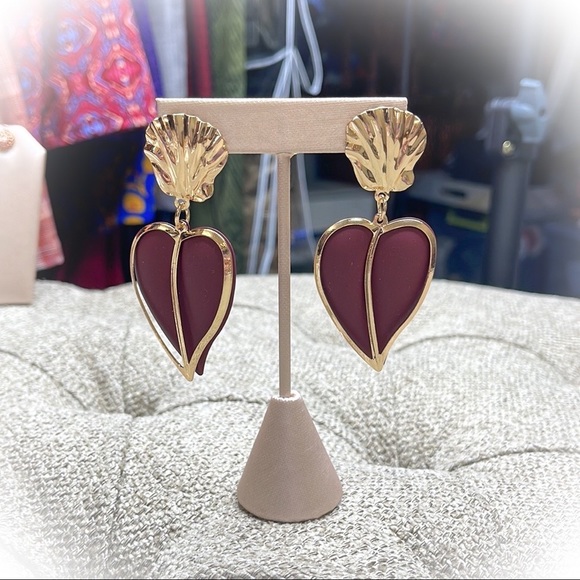 💕Beautiful Gold Tone Maroon Heart Fashion Earrings💕 - Picture 5 of 7